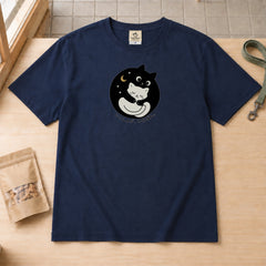 Black cat hugs white cat いっしょが、いちばん。 夜空の黒猫と白猫 Tシャツ｜フロントプリント