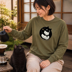 Black cat hugs white cat いっしょが、いちばん。 夜空の黒猫と白猫 長袖Tシャツ ロンT｜フロントプリント