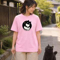 Black cat hugs white cat いっしょが、いちばん。 夜空の黒猫と白猫 Tシャツ｜フロントプリント
