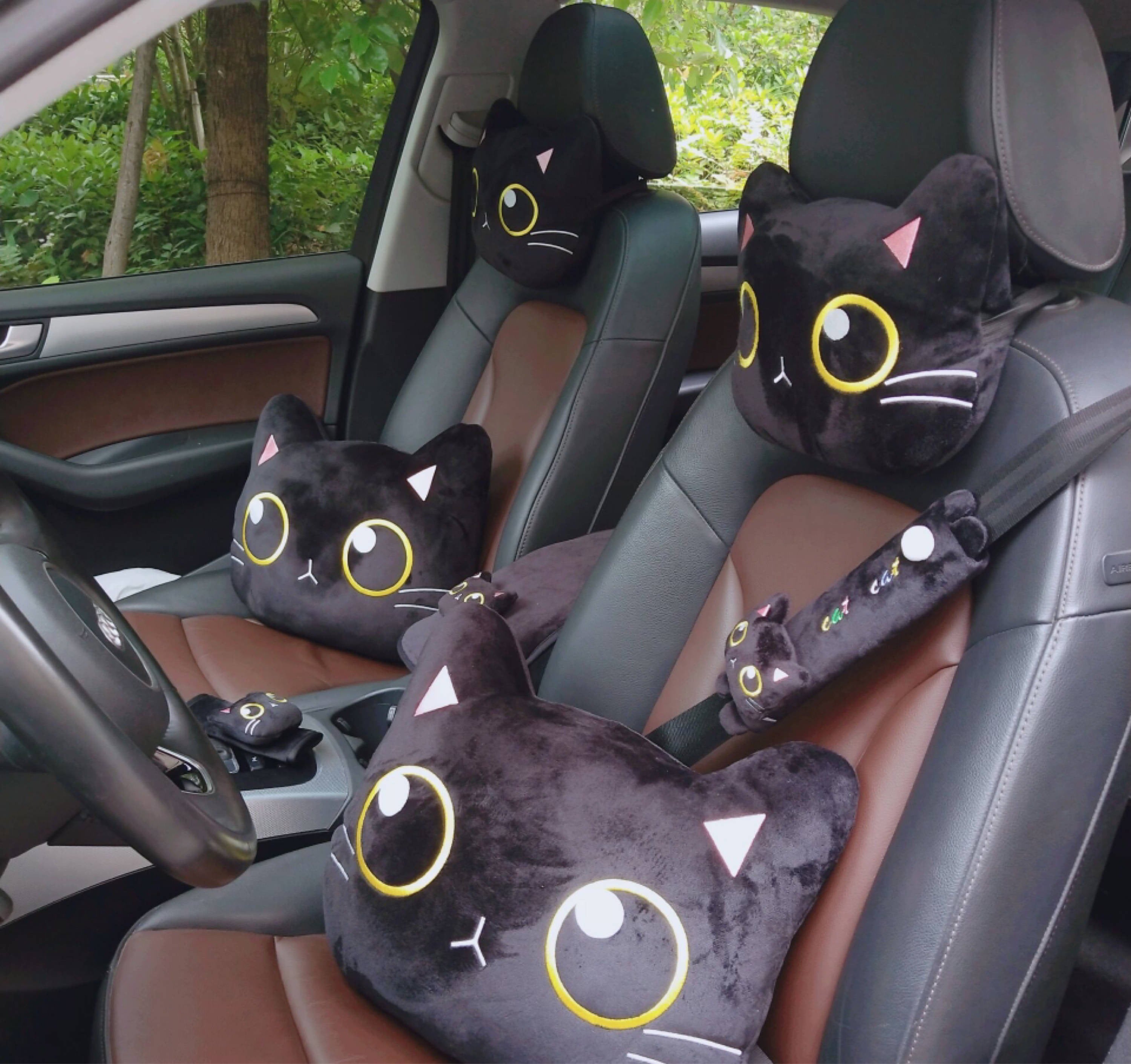 車内に愛らしい猫のデコレーション – t