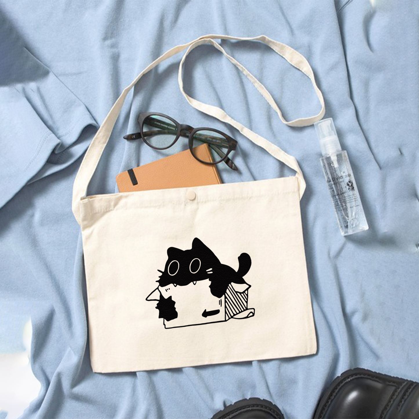 猫イラスト レギュラー キャンバス サコッシュ  段ボールが好きな猫