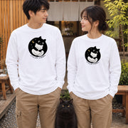 Black cat hugs white cat いっしょが、いちばん。 夜空の黒猫と白猫 長袖Tシャツ ロンT｜フロントプリント